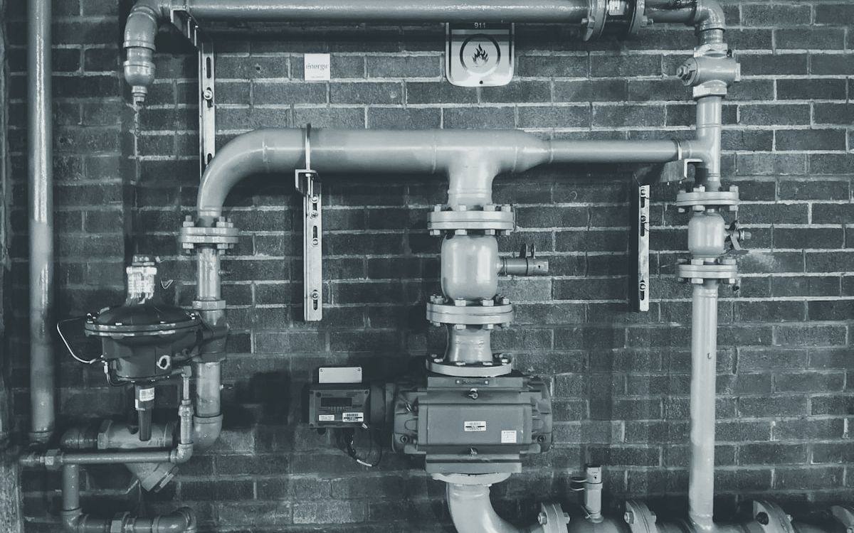 Réseau de tuyauterie et vannes d'une installation de chauffage